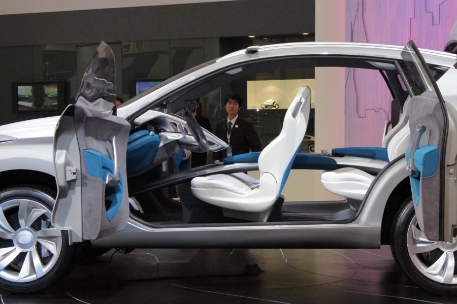 Интерьер FAW X Concept SUV 2011 года  (фото 9 из 38)